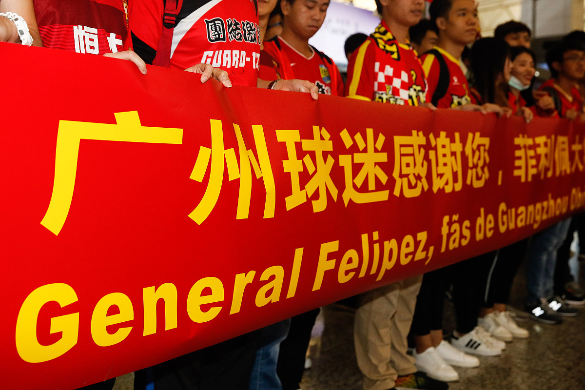 包含竞逐巅峰！球员们拼尽全力，为胜利拼搏的词条