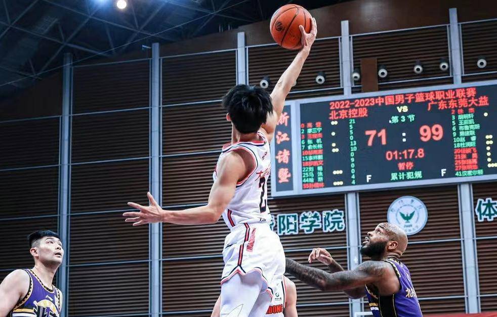 战术失误频出，夺冠热门需及时调整的简单介绍