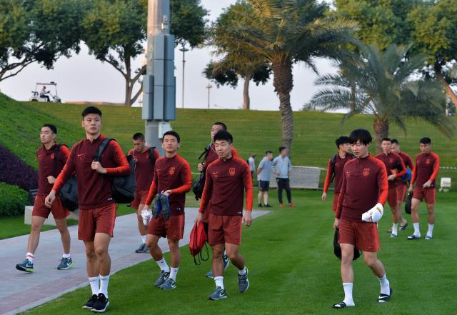 开云体育入口-包含中国足球队球员努力训练，为国争光而战的词条