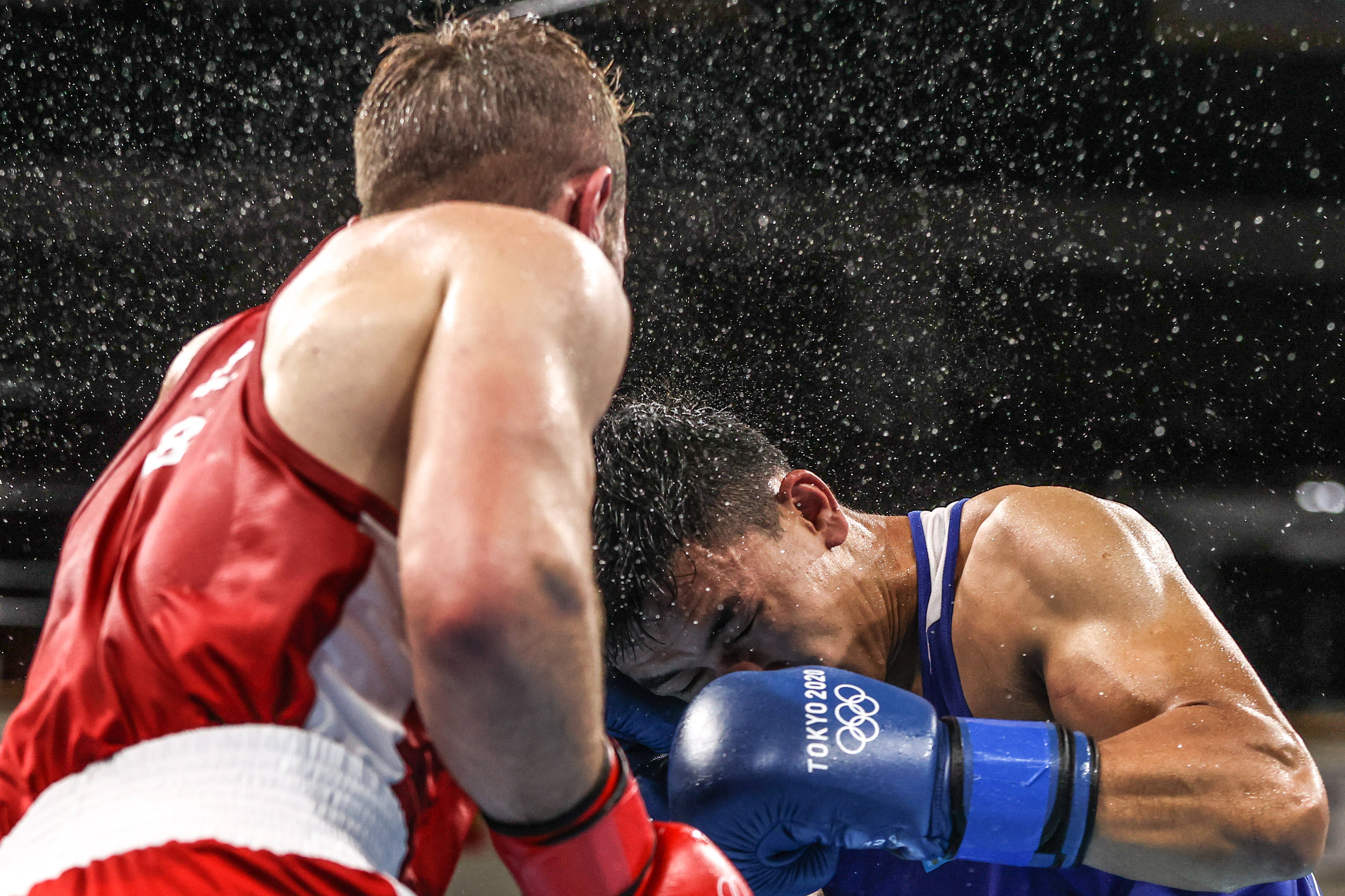 德国选手在拳击比赛中技压群雄